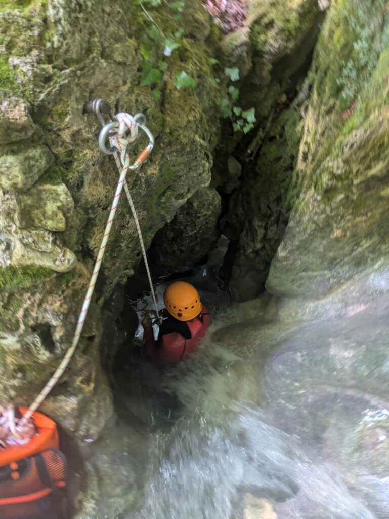 Rappel sous grotte chaley