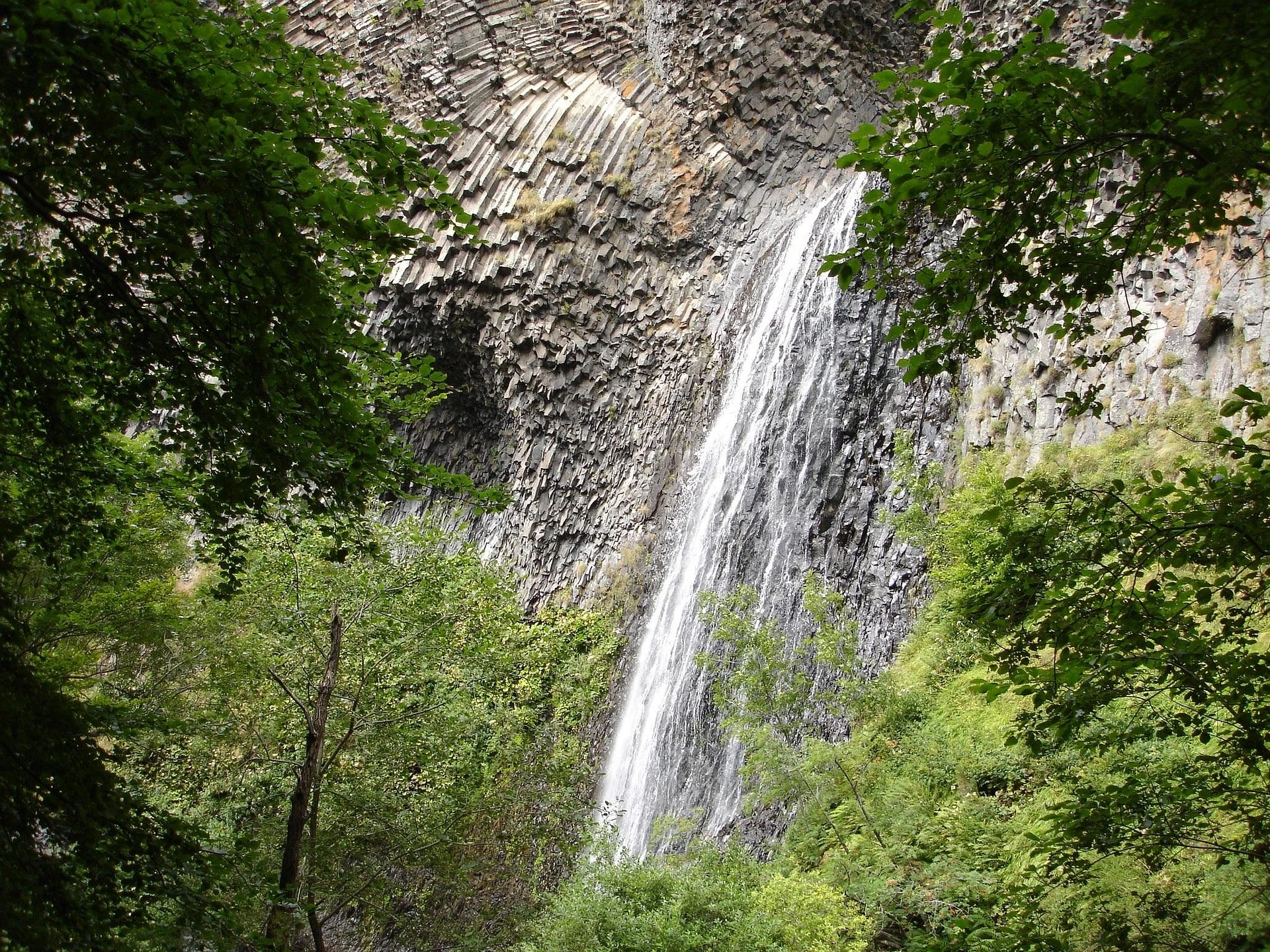 Basalte et roche volcanique dans un contexte de canyon