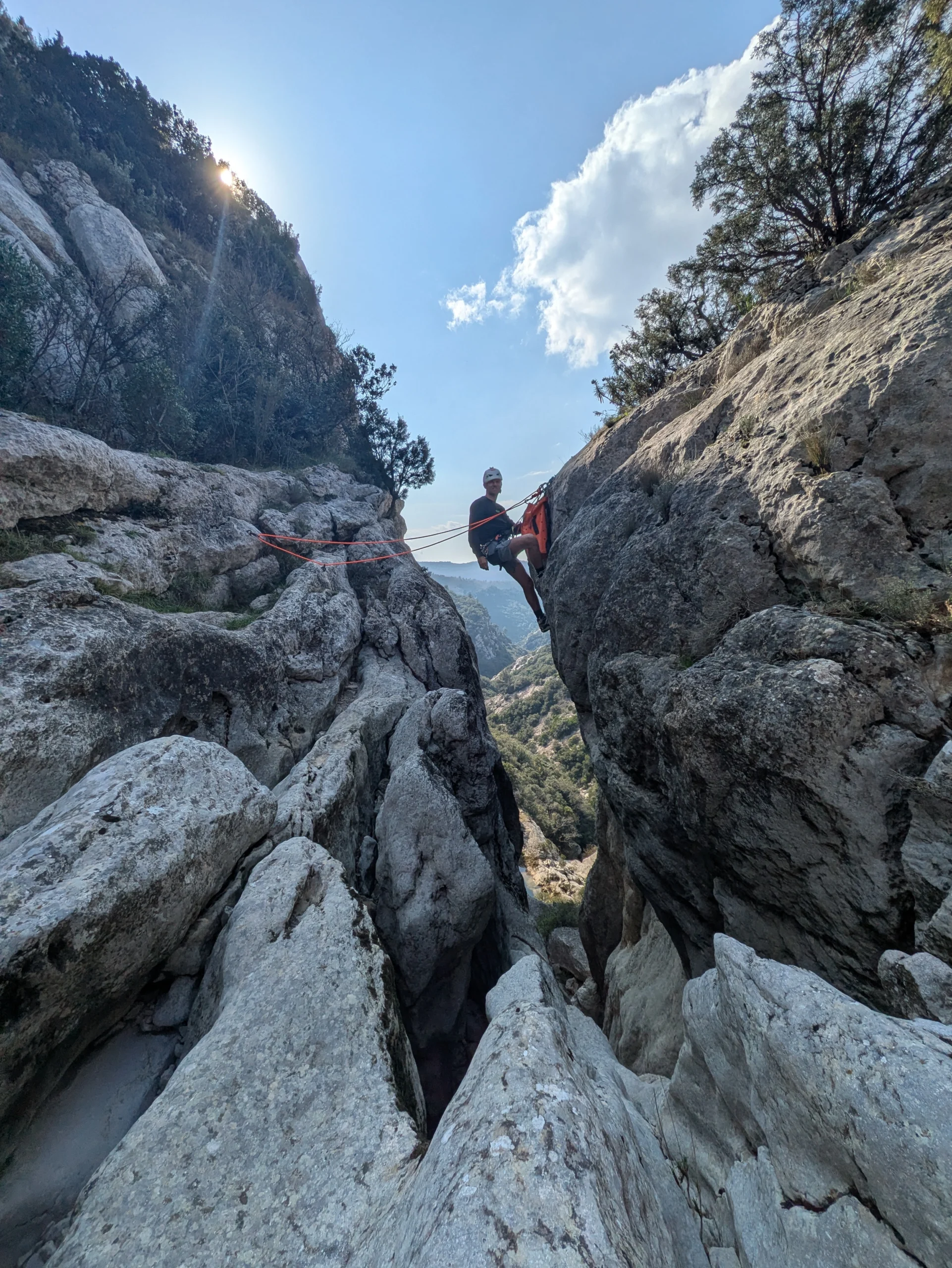 Mise en application dans le canyon sec des Encanaux pendant une formation canyoning