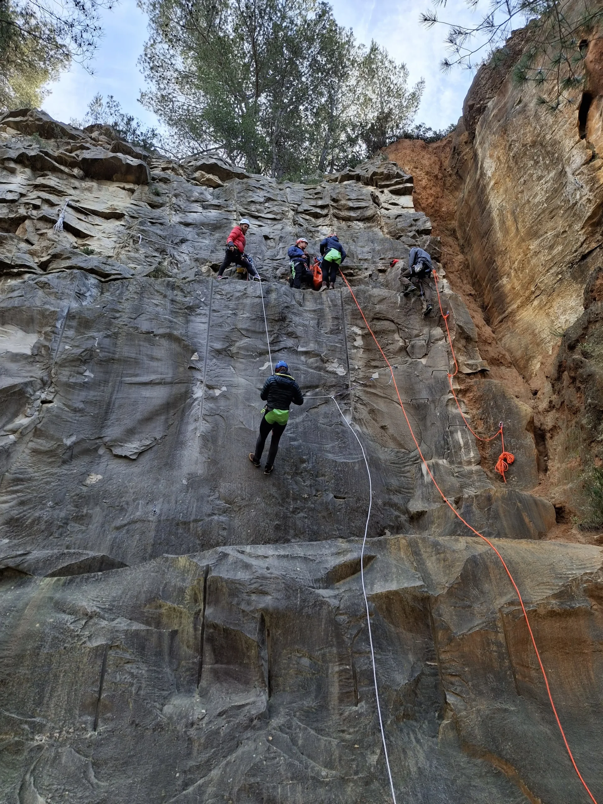 Atelier rappel à l’Étoile Noire à La Ciotat lors d’une formation canyoning Canyo Neo