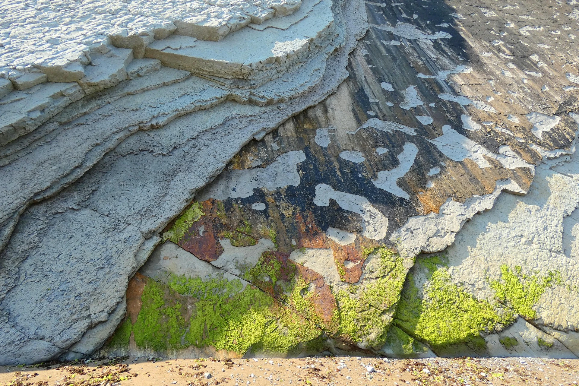 Flysch avec alternance de couches rocheuses en canyon