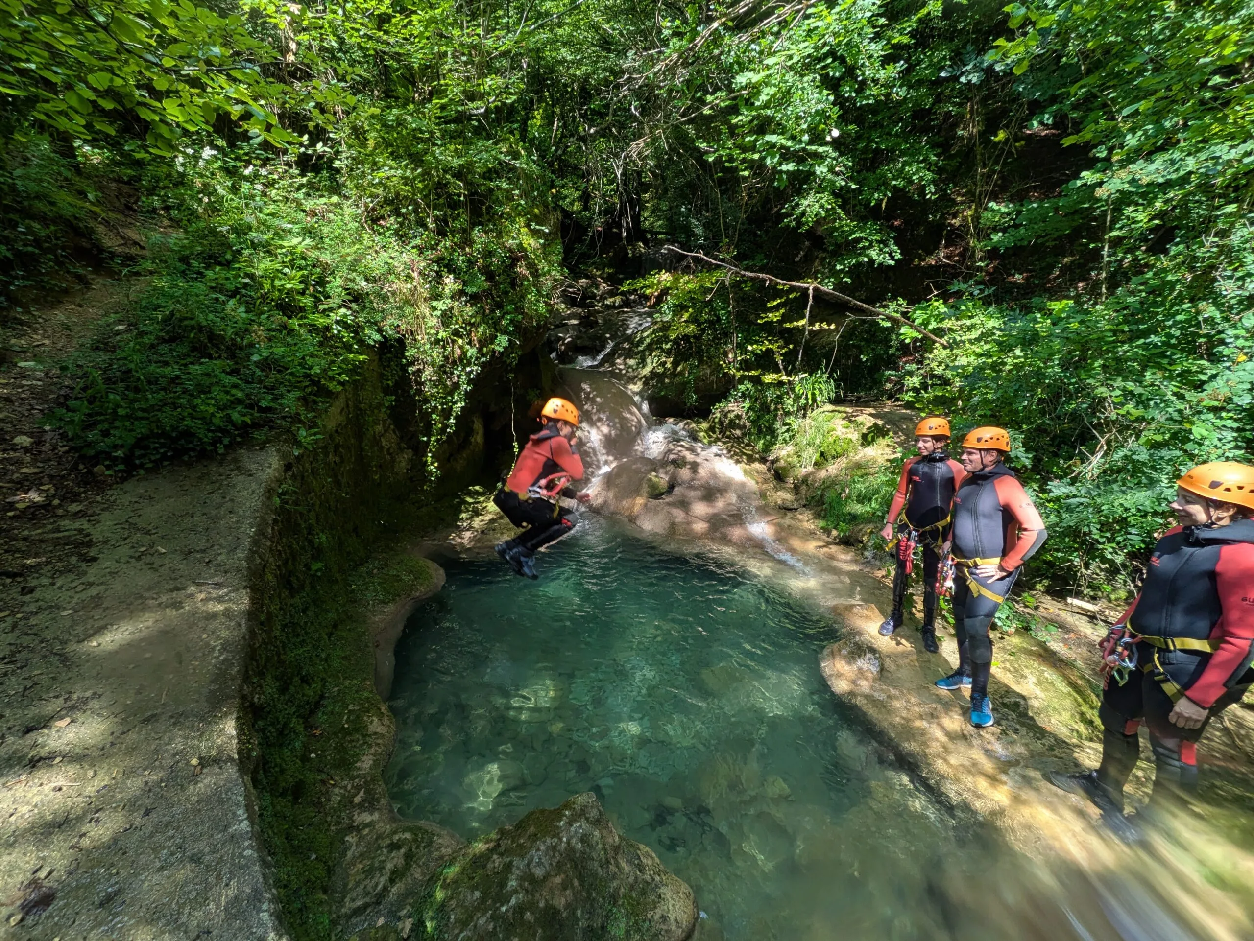 Descente du canyon de Chaley dans le Bugey avec Canyoneo