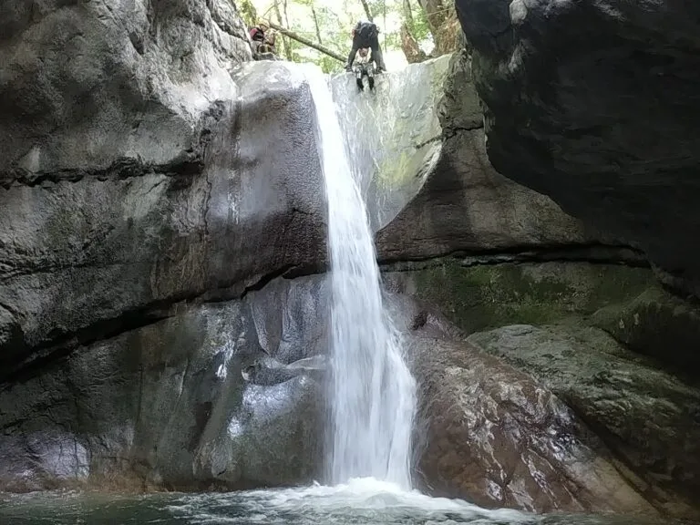 Descente du canyon de Ternèze dans les Bauges près de Chambéry avec Canyo Neo