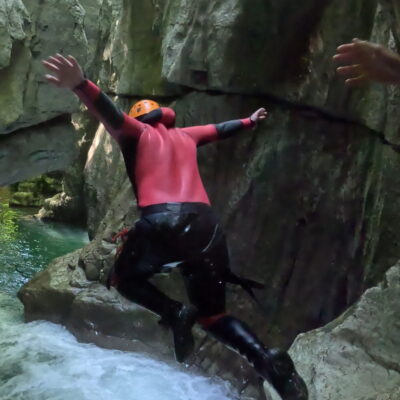 saut dans vasque blanche chaille