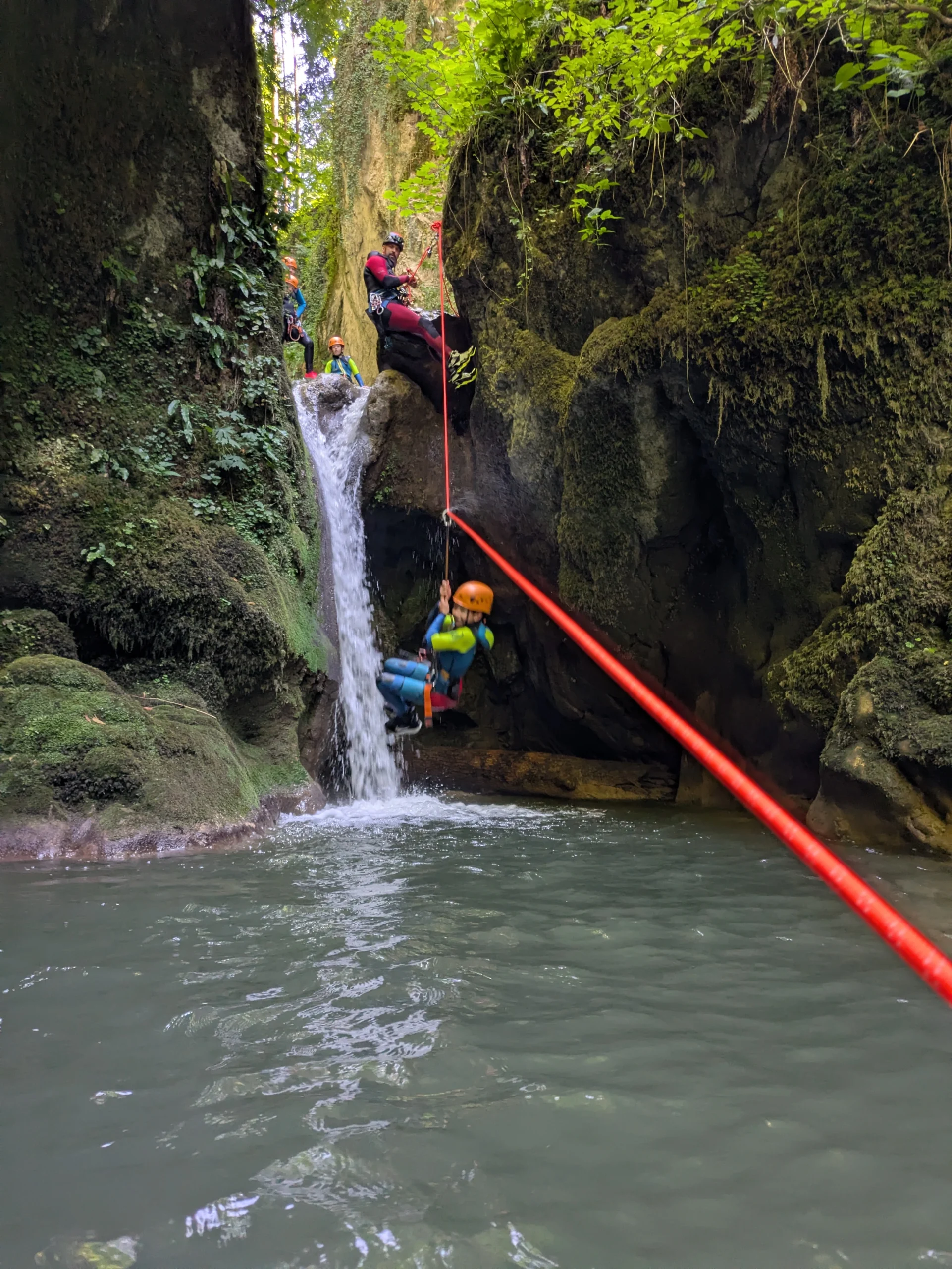 Canyon du Grenant Enfant sur une tyrolienne dans le canyon du Grenant en Chartreuse
