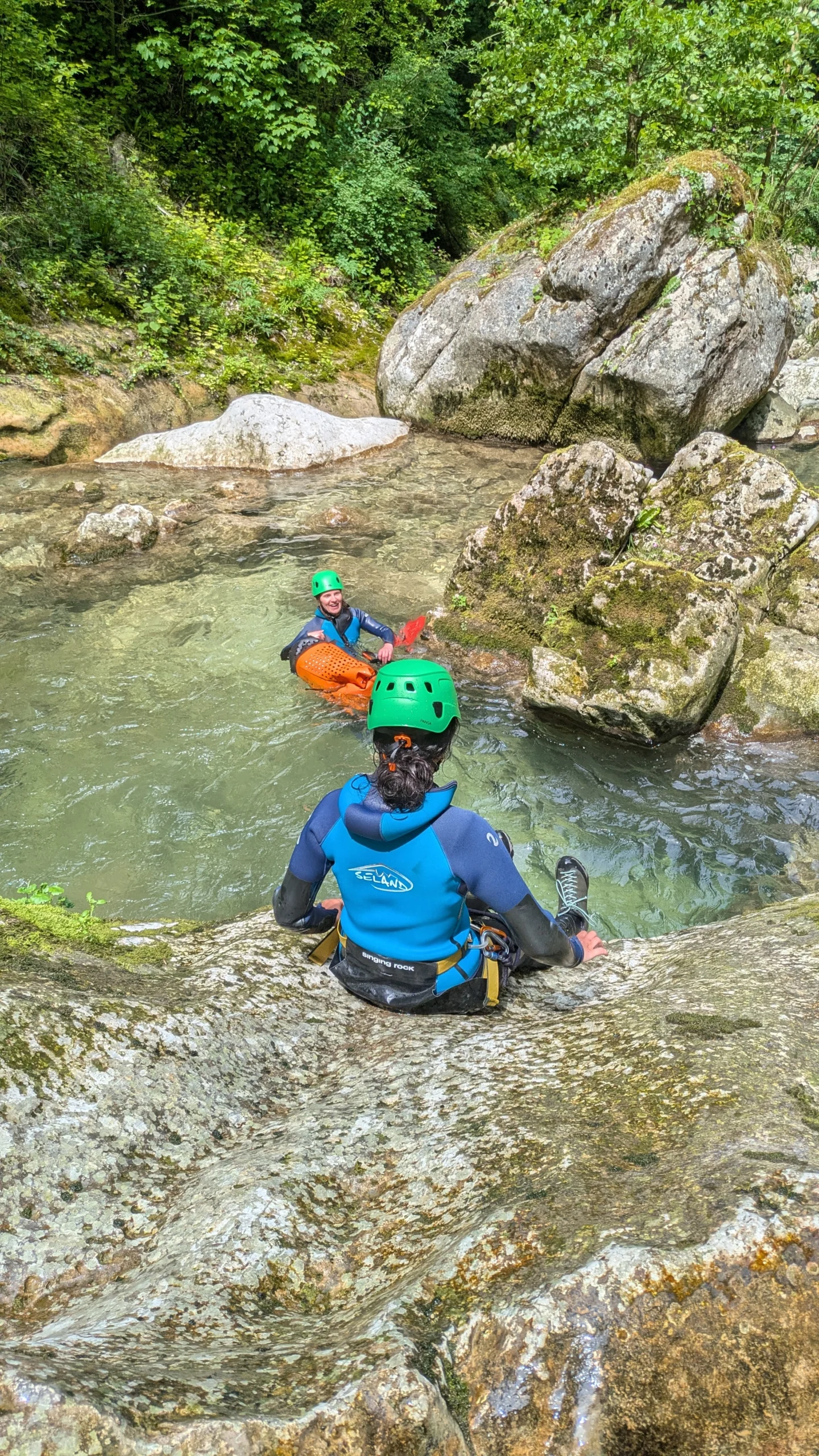 Toboggan naturel dans le canyon du Furon avec Canyo Neo