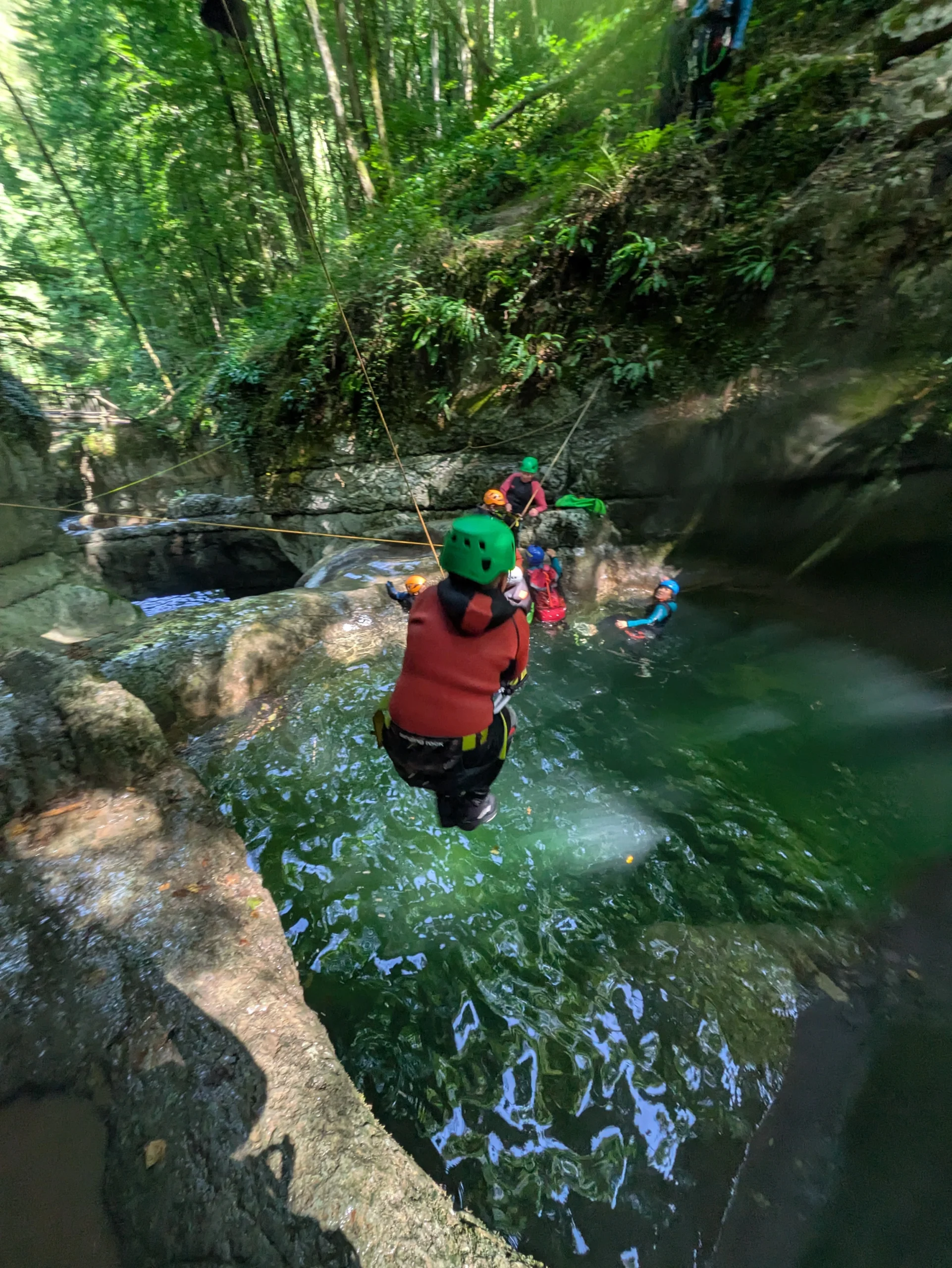 Enfant en sortie canyoning dans le canyon de Ternèze