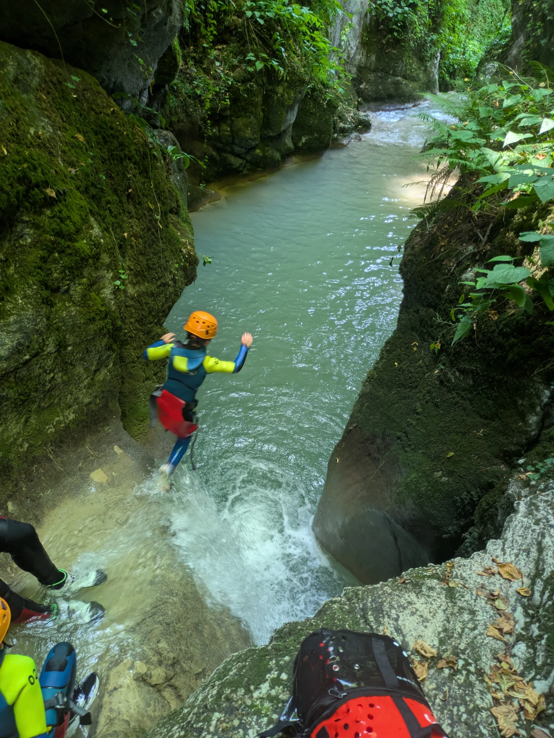 Canyon du Grenant Enfant qui saute dans le canyon du Grenant avec Canyo Neo
